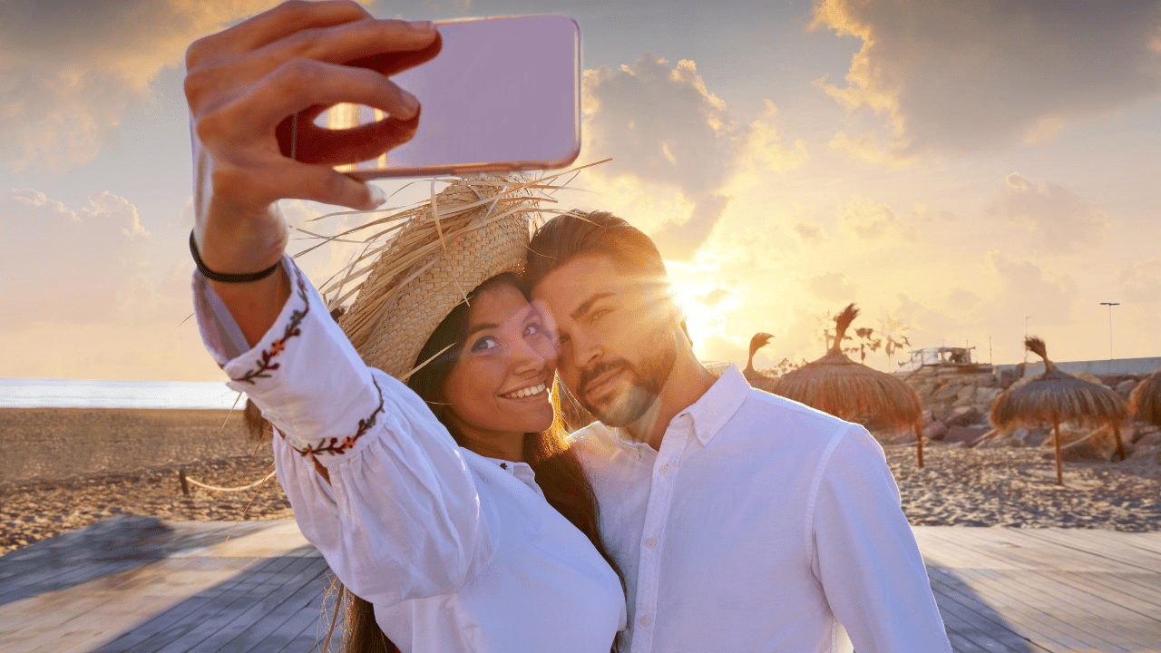 pareja selfie feliz