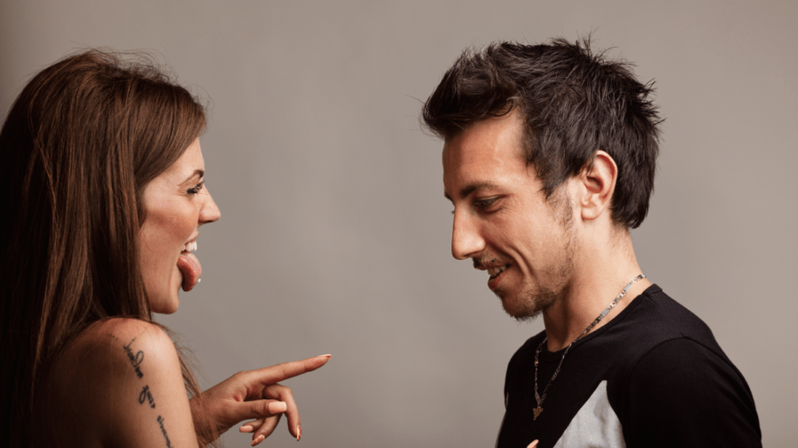 Las parejas que se hacen burlas podrían ser más felices, asegura estudio