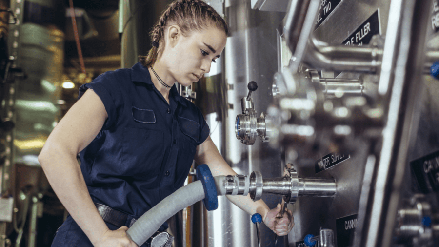 ¿Por qué las mujeres ya no dominan la industria cervecera? Una historia de machismo y brujas