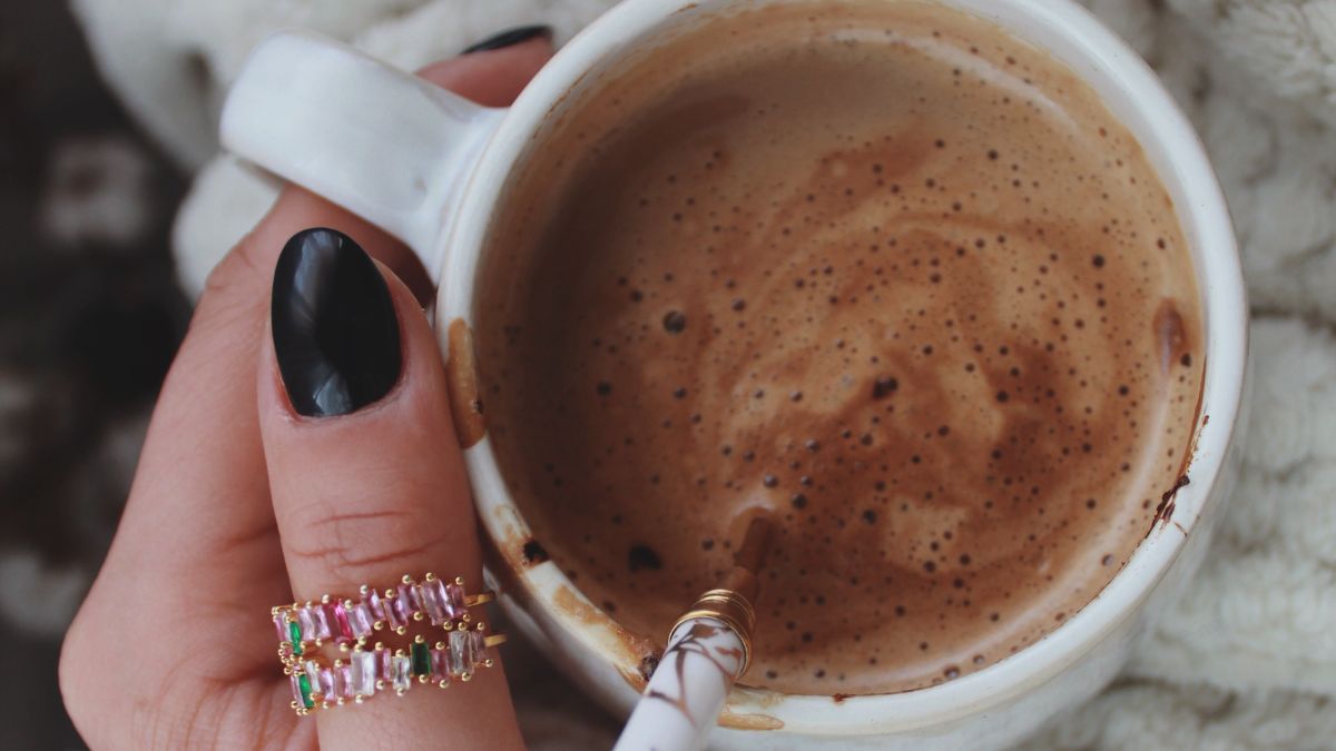 Descubre el significado de una taza de chocolate caliente para el bienestar diario