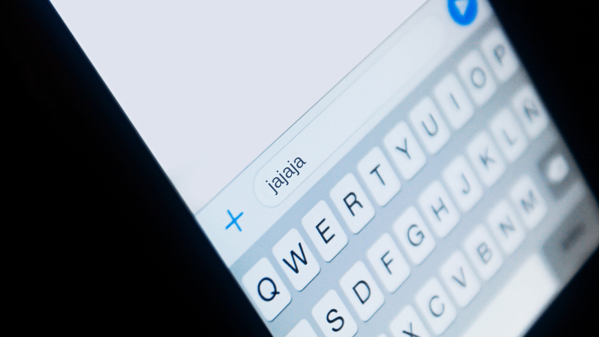 ¿”jajaja” o “jejeje”? Así dice la RAE que se escribe la risa