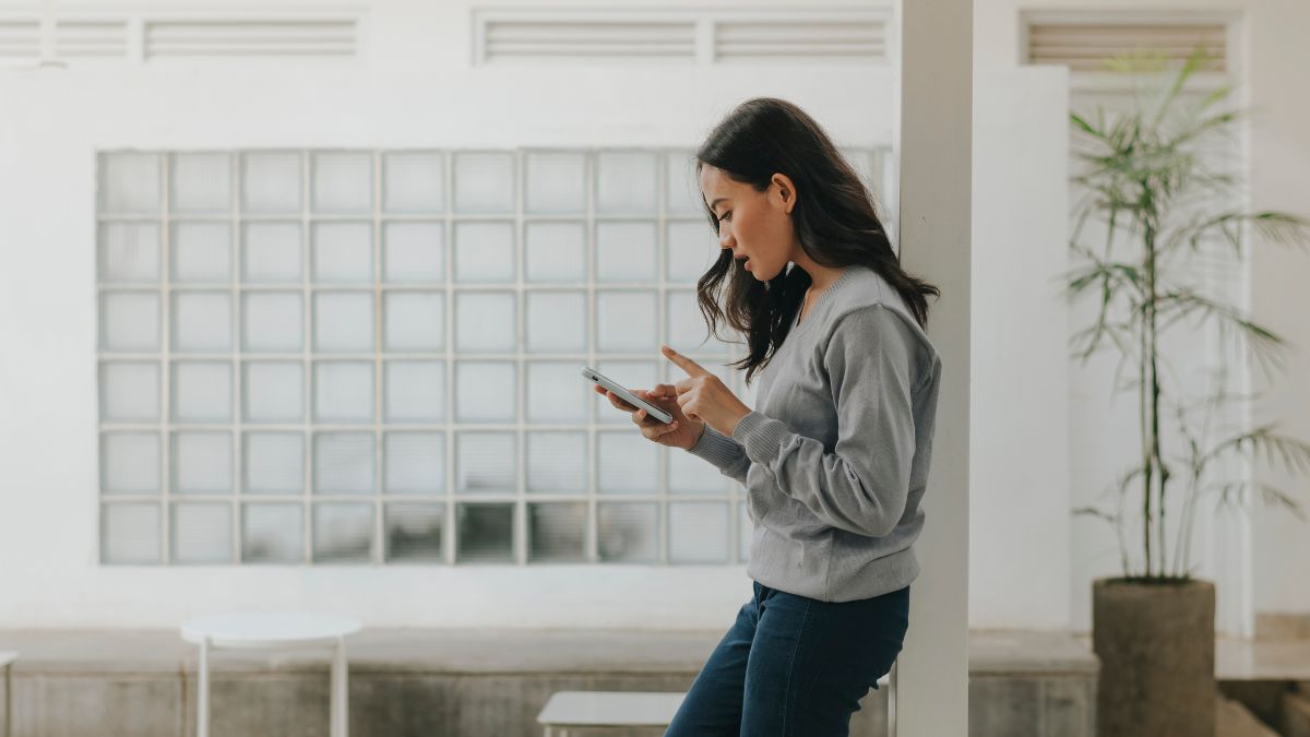 ¿Tú también haces phubbing? Así es el hábito que erosiona relaciones